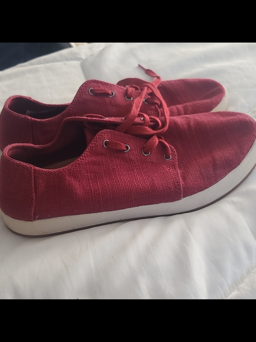 TOMS Red Canvas Lace-Up Sneaker Menโs US 6.5 Round Toe Rubber Sole